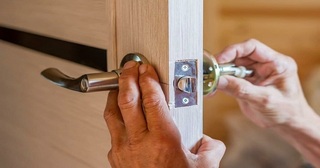 Установка и замена дверной ручки в Ухте от 273 руб. – Мастер24, монтаж фурнитуры, недорого